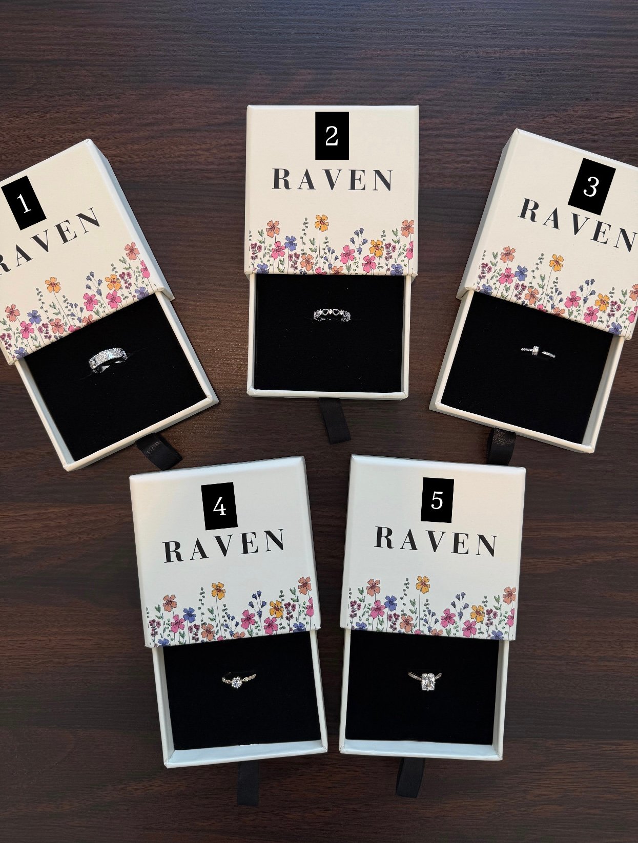 بوكس باقة ورد دبل كلر غامق مع خاتم او سلسلة - الصورة 2