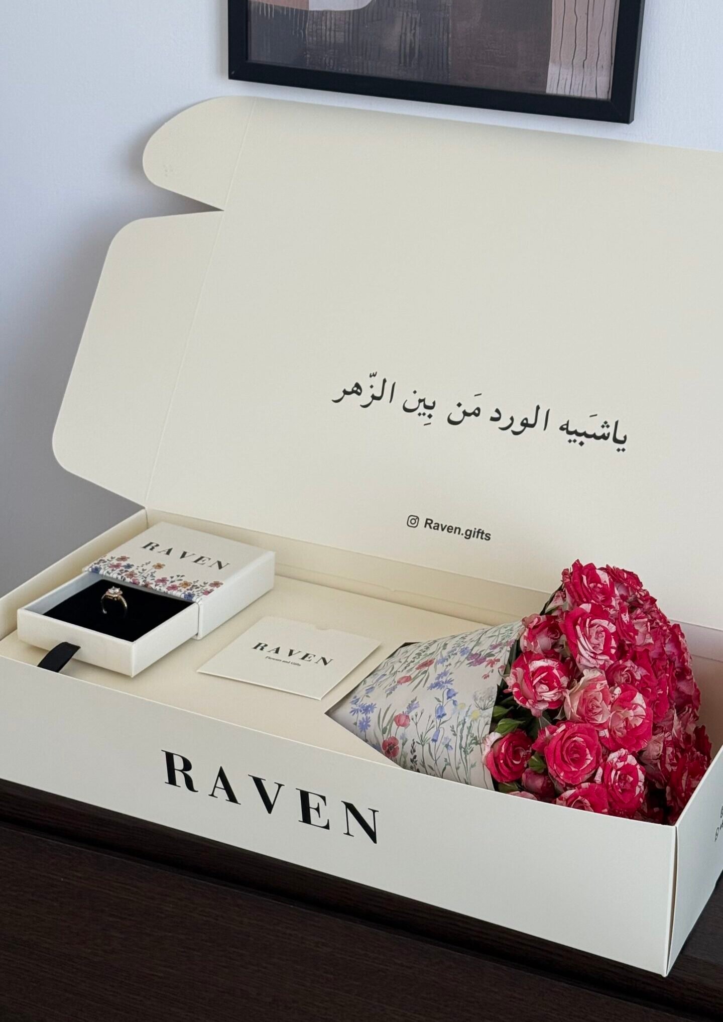 بوكس باقة ورد دبل كلر غامق مع خاتم او سلسلة