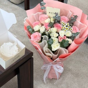 بوكيه ورد ابيض مع وردي مع كيك