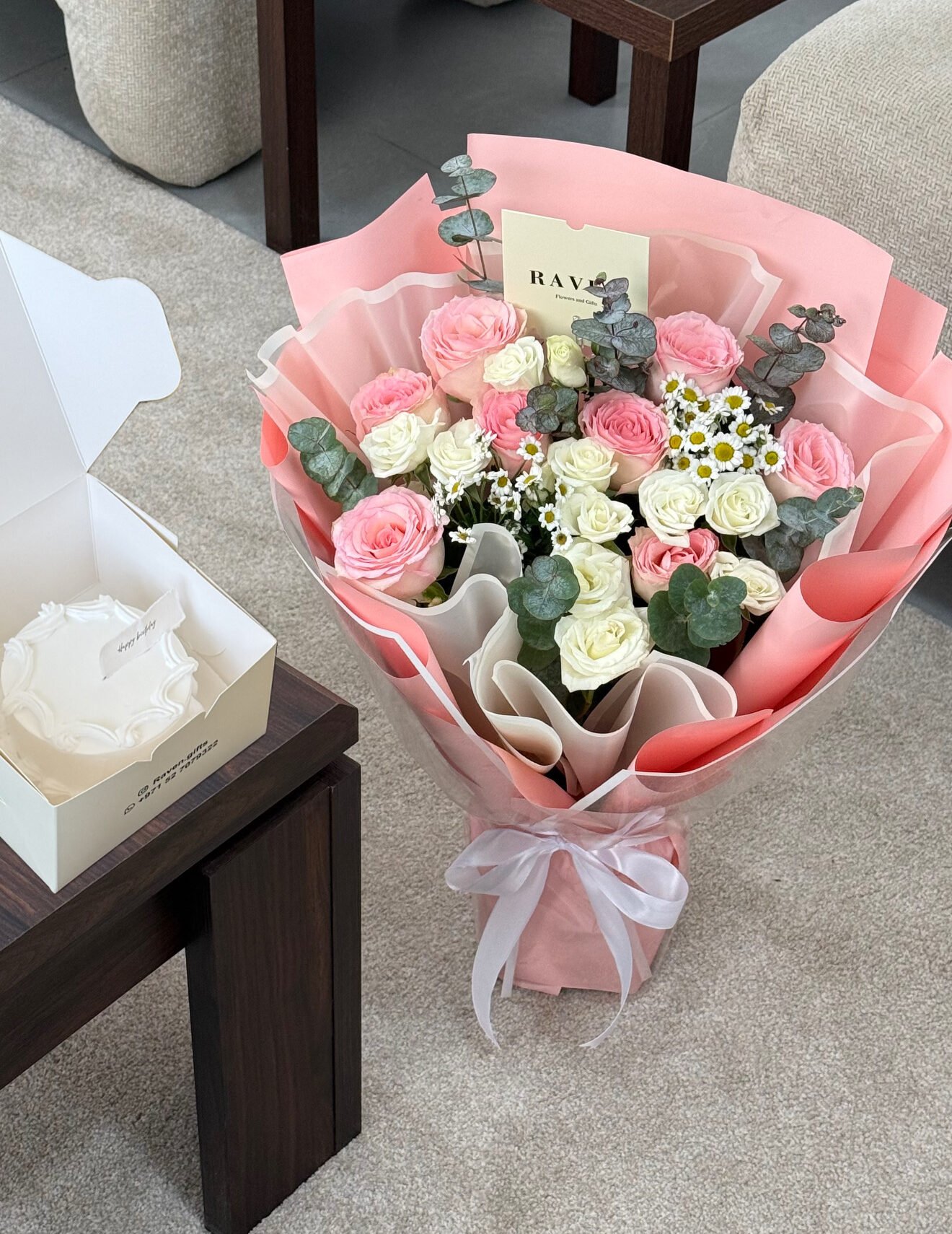 بوكيه ورد ابيض مع وردي مع كيك