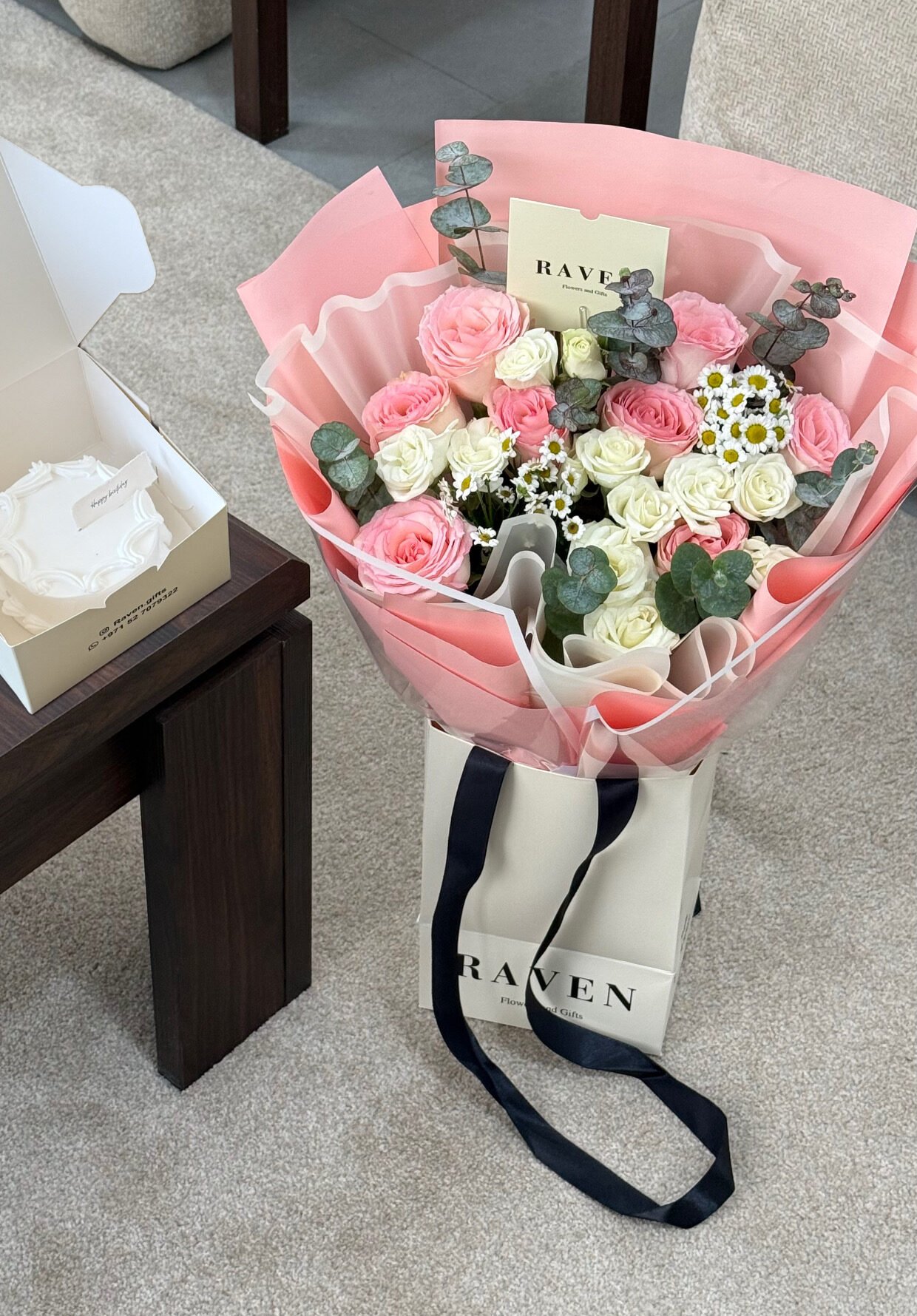 بوكيه ورد ابيض مع وردي مع كيك - الصورة 2