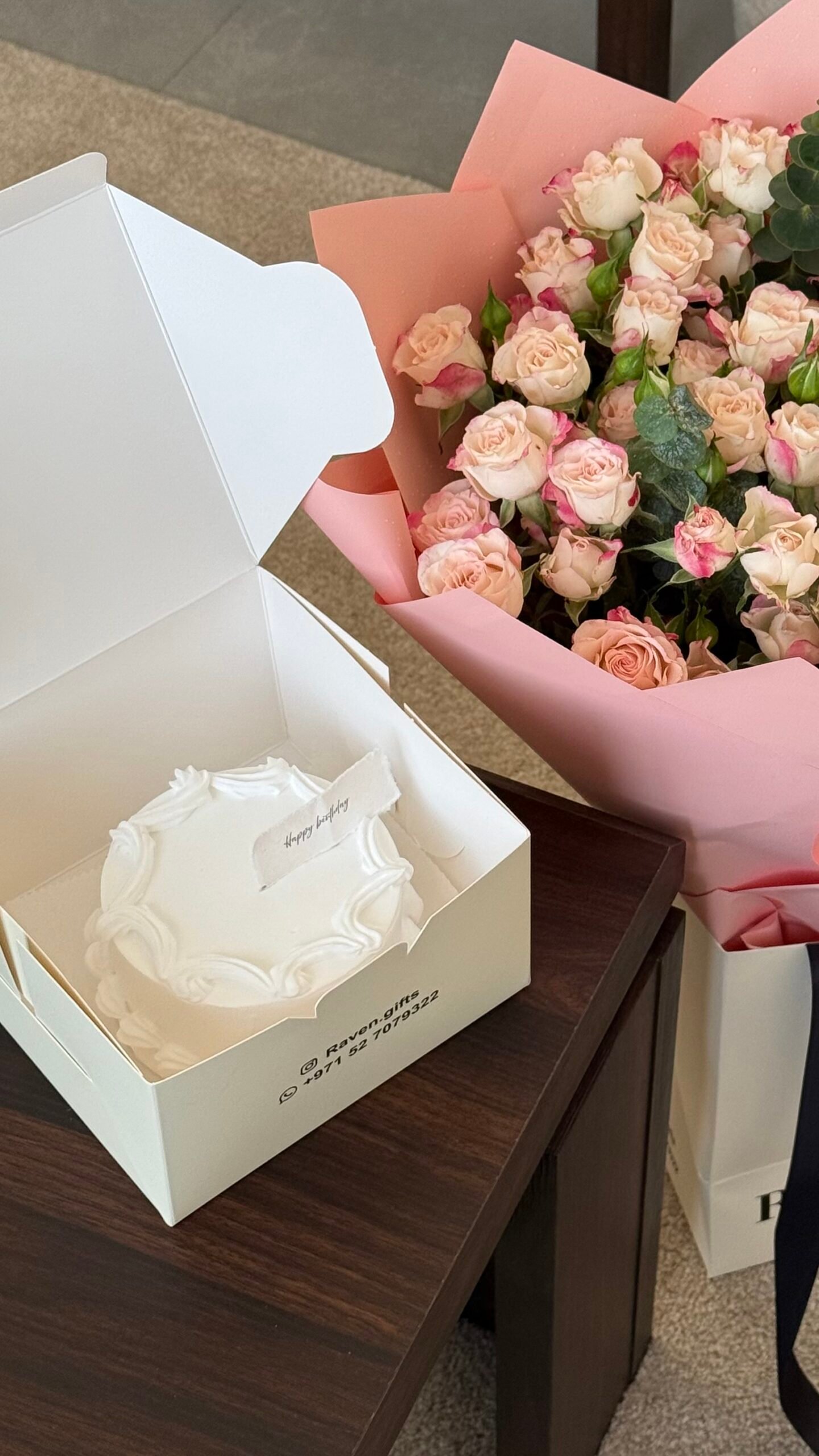 بوكيه ورد بيبي روز فاتح مع كيك - الصورة 2