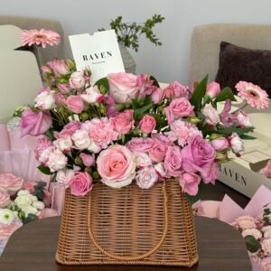 سلة ورد باللون الوردي